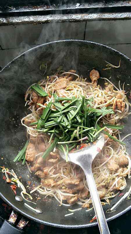 绿豆芽炒肉步骤10