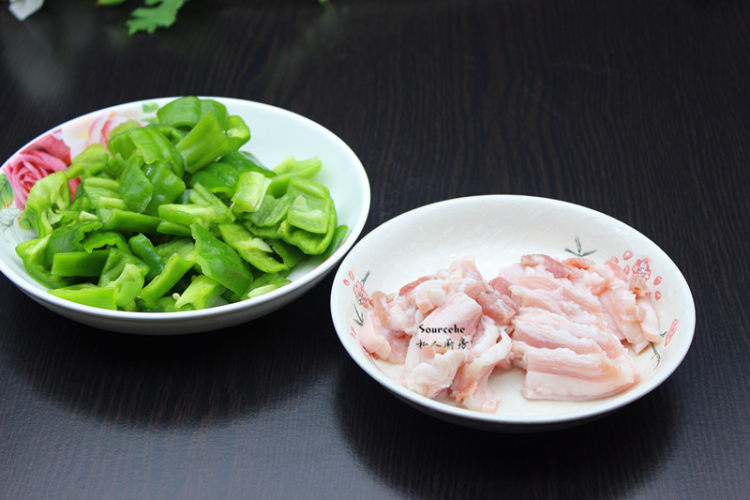 青椒炒五花肉（独家）步骤2