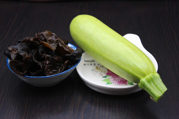 木耳炒云南小瓜步骤1