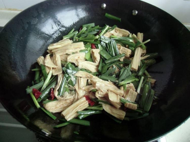 韭菜炒腐竹步骤8