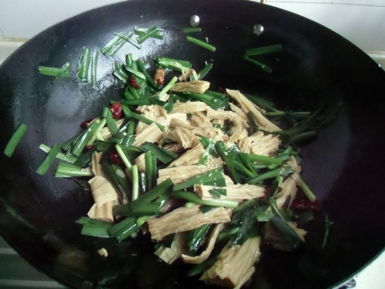 韭菜炒腐竹步骤9
