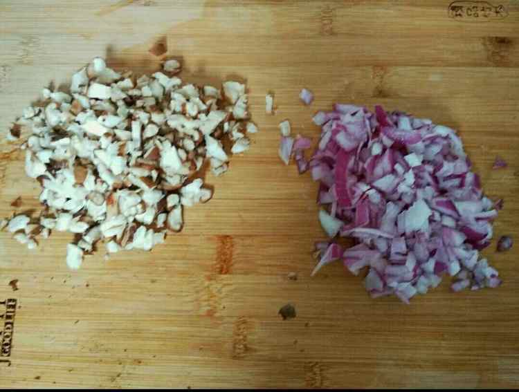 香菇肉沫意面步骤2