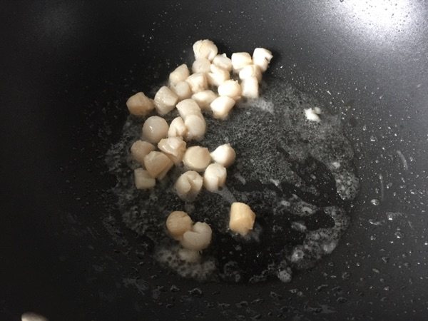 芦笋炒鲜贝肉步骤2