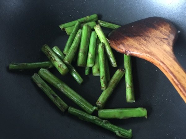 芦笋炒鲜贝肉步骤3