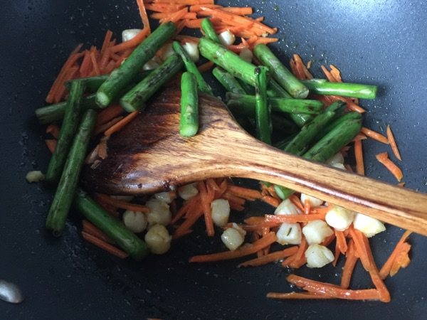 芦笋炒鲜贝肉步骤5