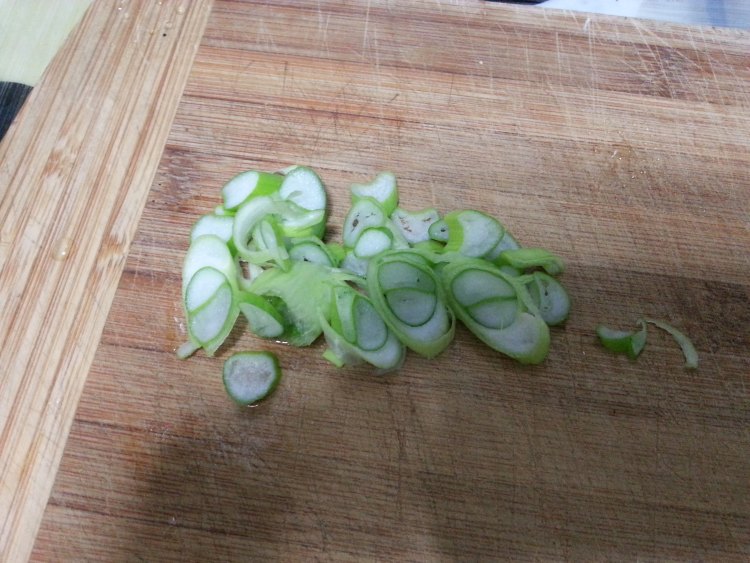 腊肠炒西兰花步骤2