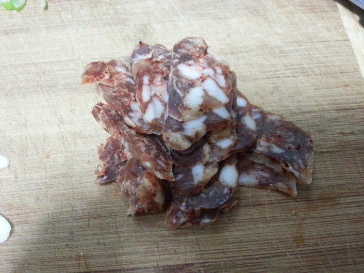 腊肠炒西兰花步骤1