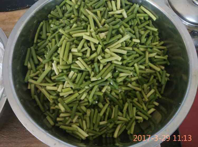 肉末炒蒜苔土豆步骤2