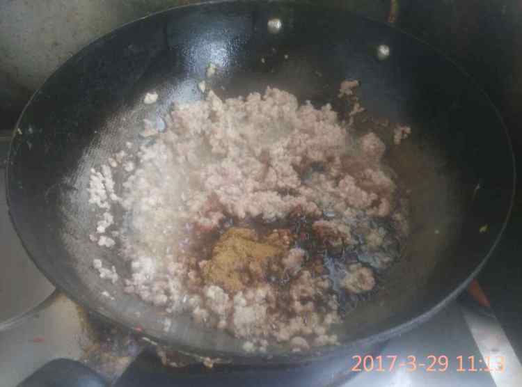肉末炒蒜苔土豆步骤1