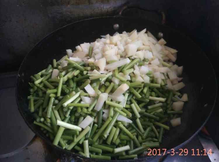 肉末炒蒜苔土豆步骤7