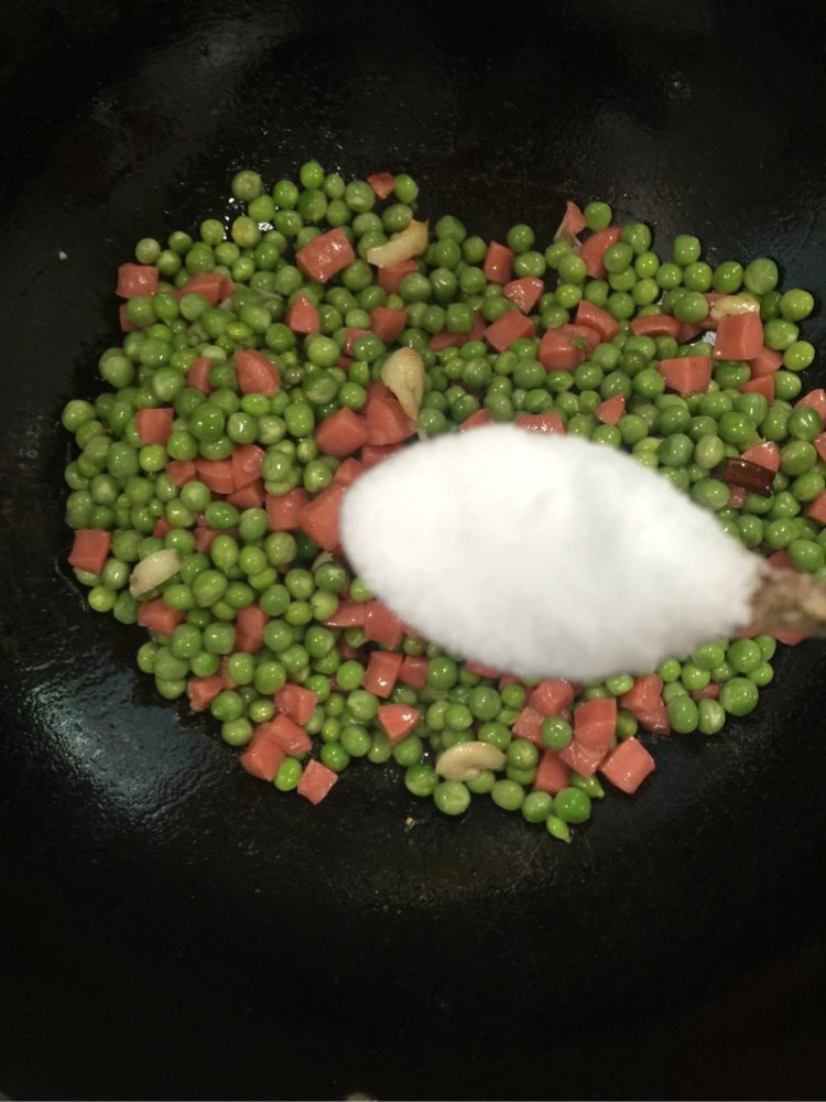 青豆炒烤肠步骤7