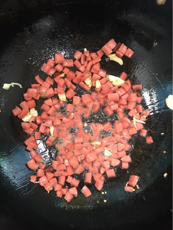 青豆炒烤肠步骤5