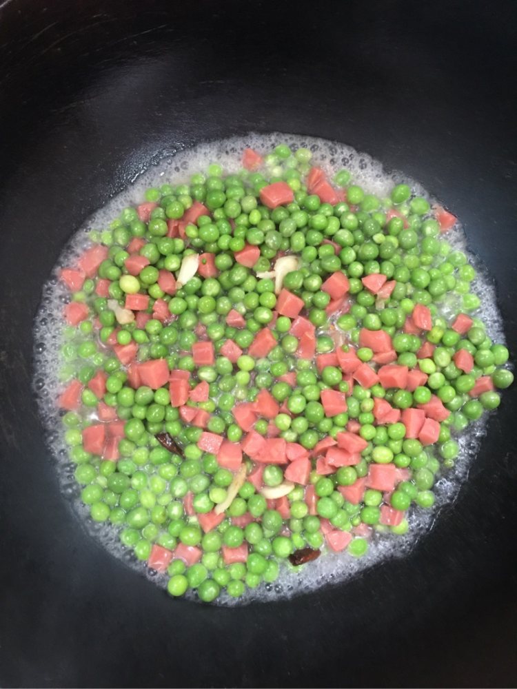 青豆炒烤肠步骤8