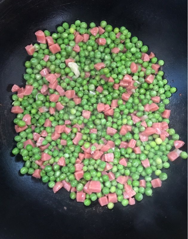 青豆炒烤肠步骤9