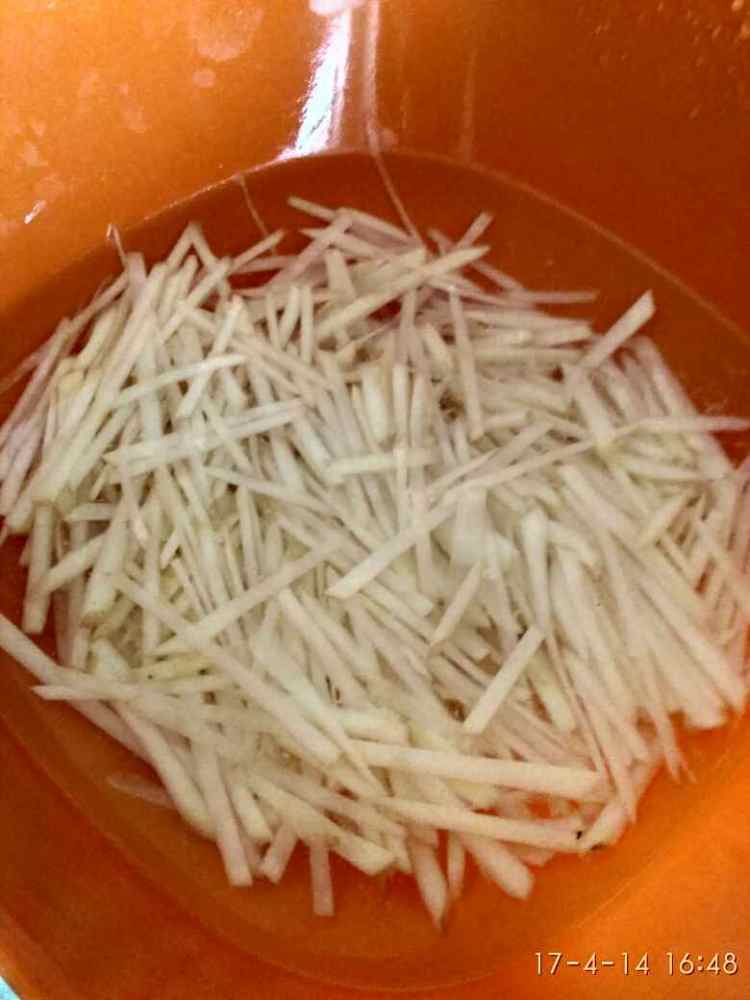 牛肉粒炒三丝步骤2