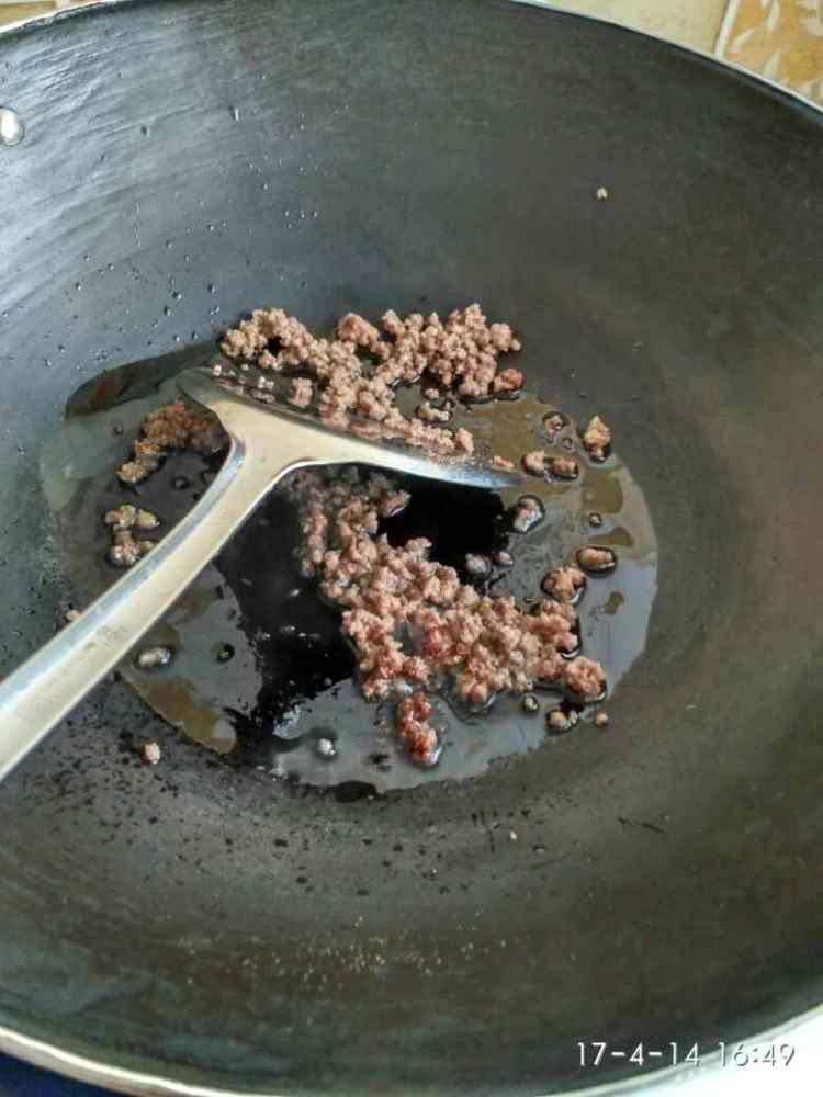 牛肉粒炒三丝步骤4