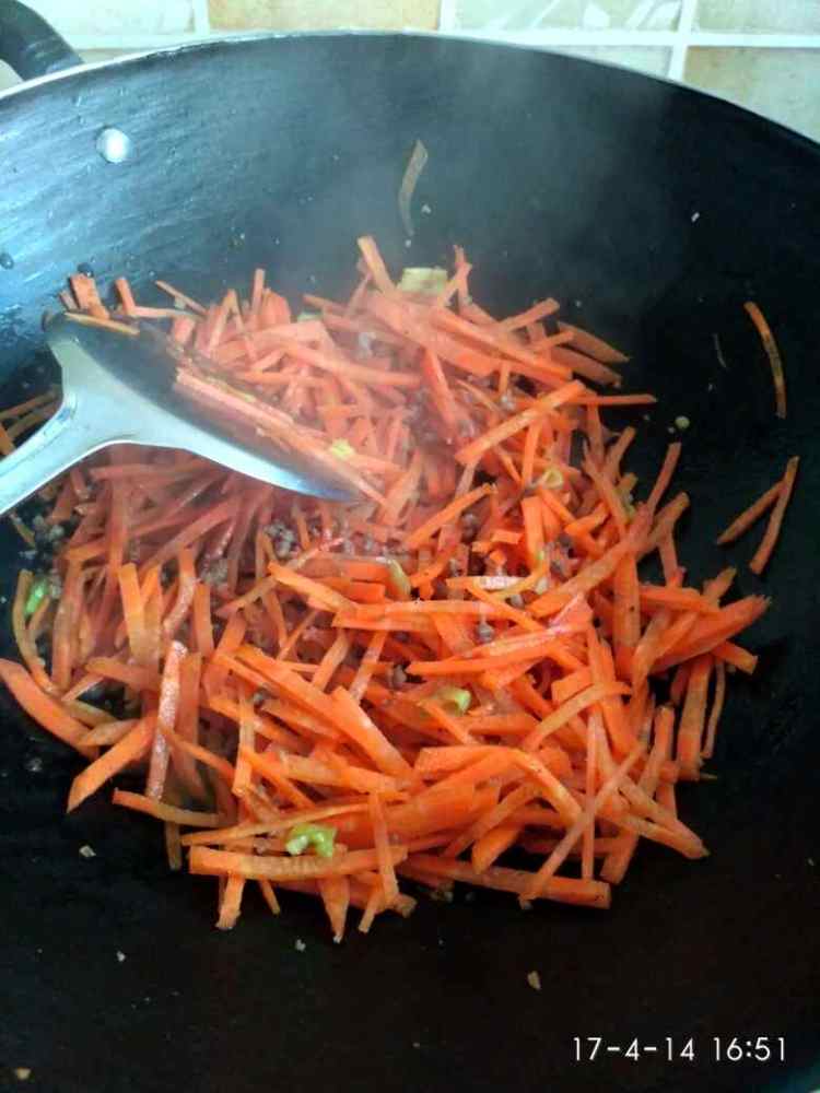 牛肉粒炒三丝步骤5