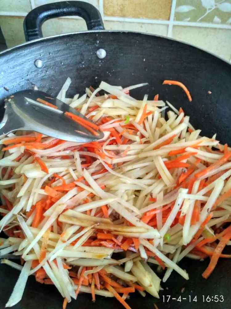 牛肉粒炒三丝步骤6