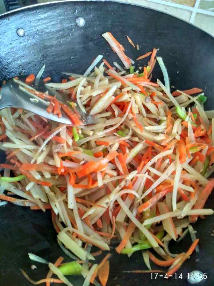 牛肉粒炒三丝步骤7