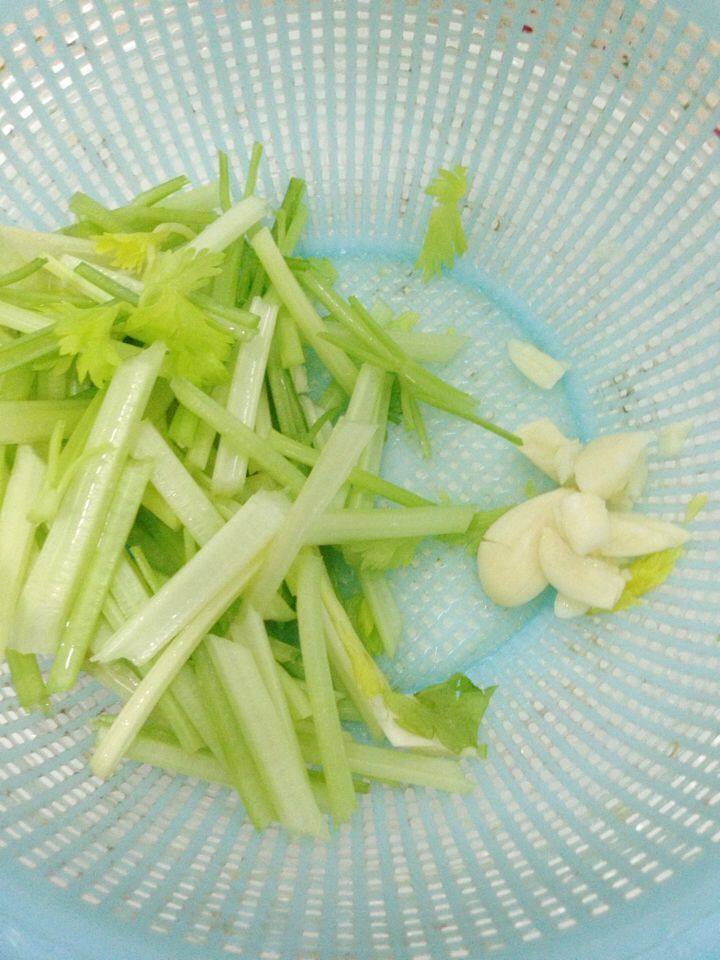 芹菜香干炒腊肉步骤4