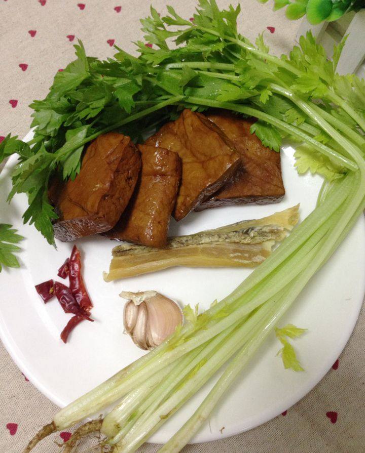 芹菜香干炒腊肉步骤1