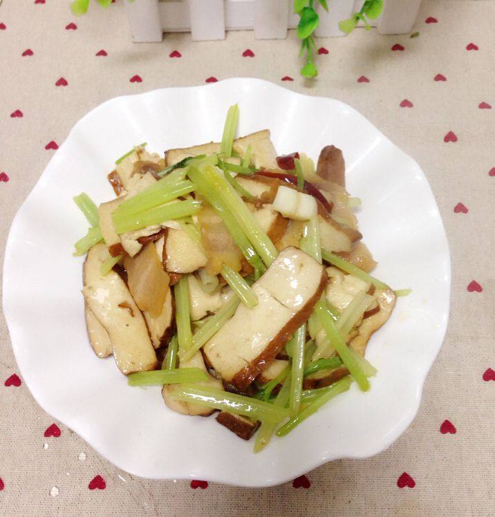 芹菜香干炒腊肉步骤10