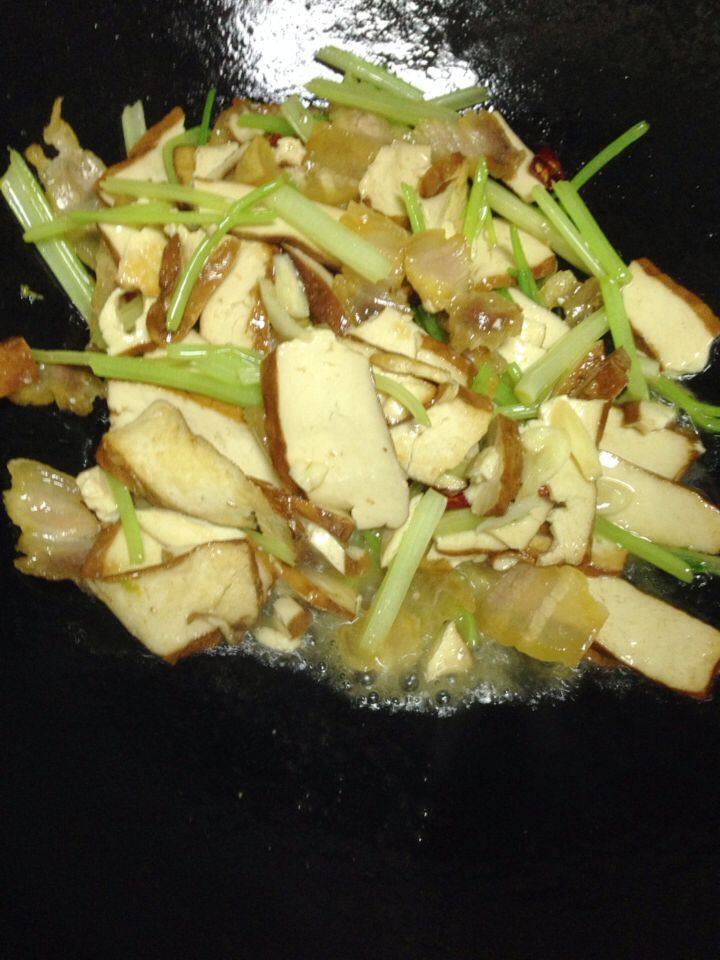 芹菜香干炒腊肉步骤9