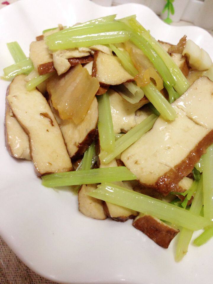 芹菜香干炒腊肉步骤11