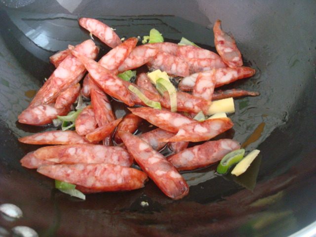 干锅腊肠藕片步骤5
