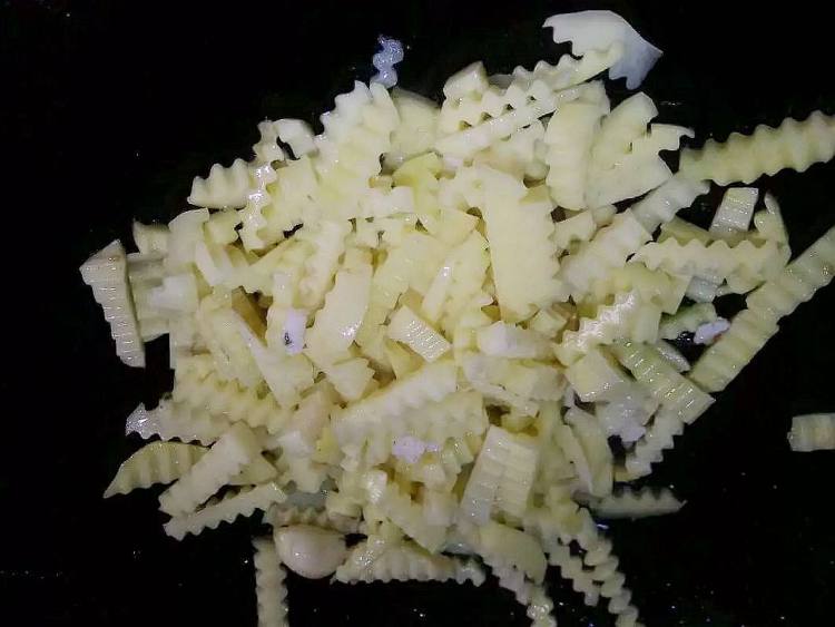 肉丝焖狼牙土豆步骤2