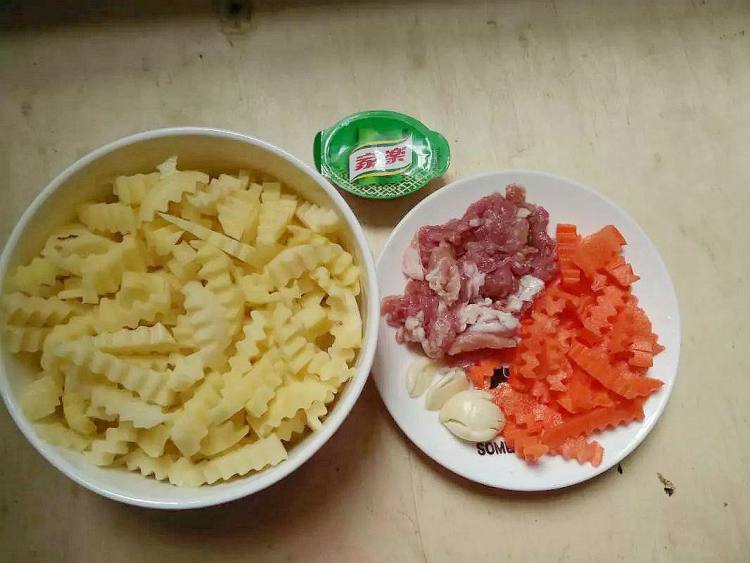 肉丝焖狼牙土豆步骤1