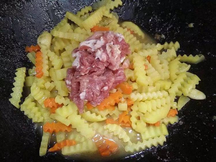 肉丝焖狼牙土豆步骤4