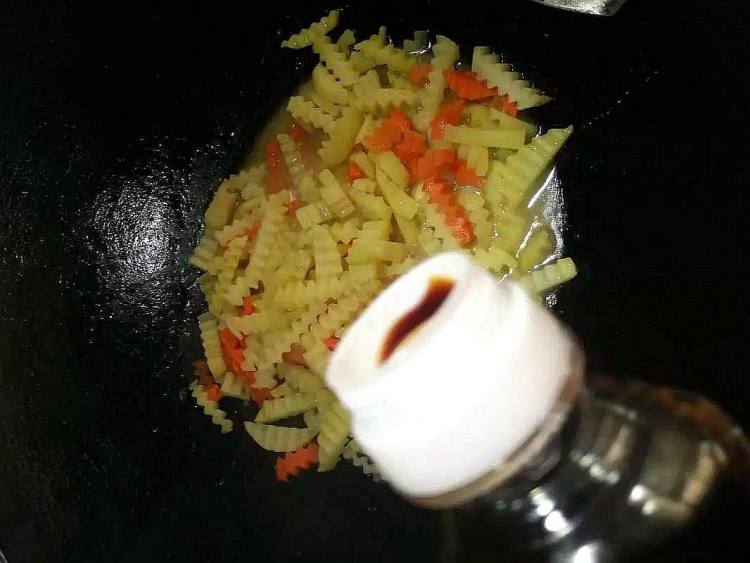肉丝焖狼牙土豆步骤5