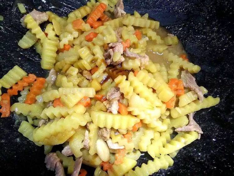 肉丝焖狼牙土豆步骤7