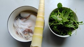 荠菜竹笋炒目鱼步骤1