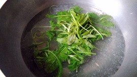 荠菜竹笋炒目鱼步骤3