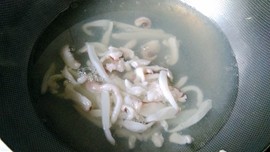荠菜竹笋炒目鱼步骤4