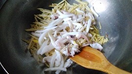 荠菜竹笋炒目鱼步骤7