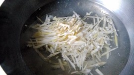 荠菜竹笋炒目鱼步骤2