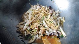 荠菜竹笋炒目鱼步骤10