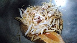 荠菜竹笋炒目鱼步骤8