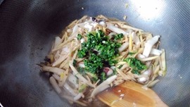 荠菜竹笋炒目鱼步骤9