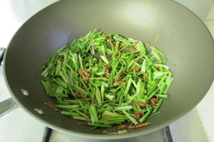 香菜梗炒肉丝步骤7