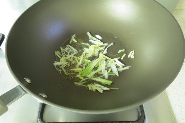 香菜梗炒肉丝步骤4