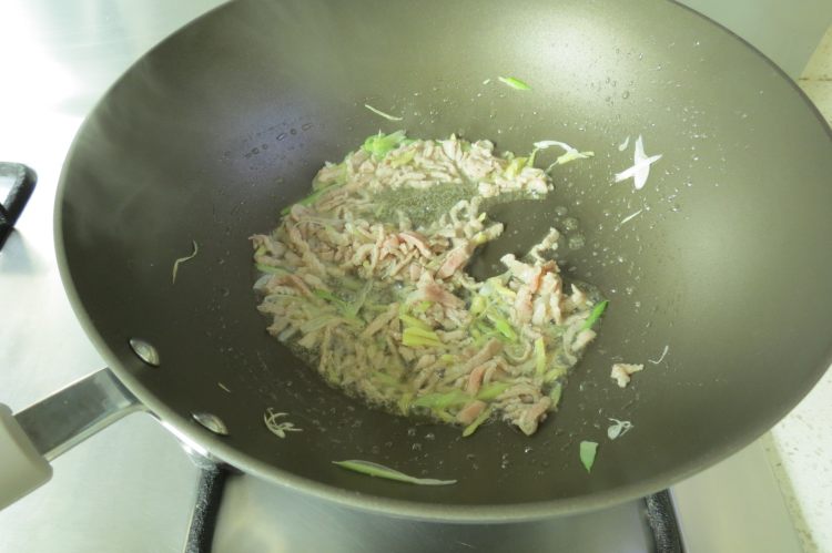 香菜梗炒肉丝步骤5