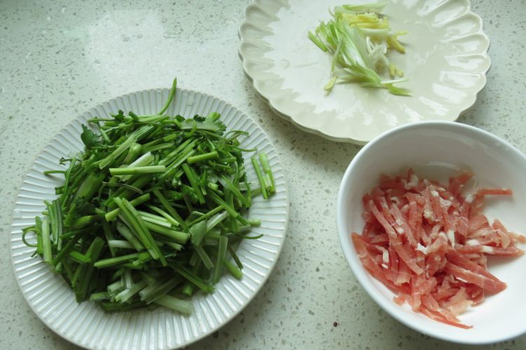 香菜梗炒肉丝步骤2