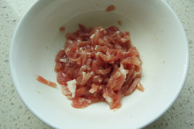 香菜梗炒肉丝步骤3