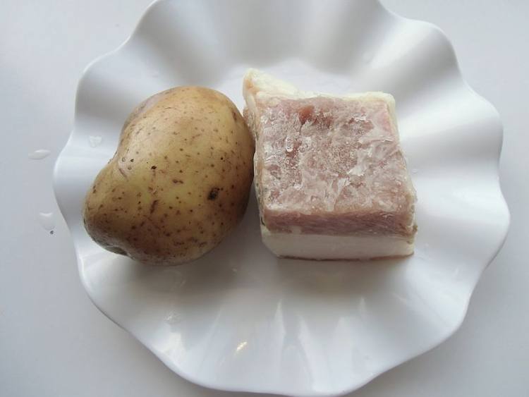 咸肉焖土豆步骤1