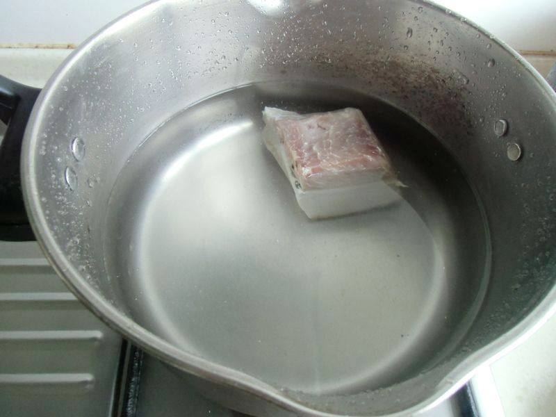咸肉焖土豆步骤2