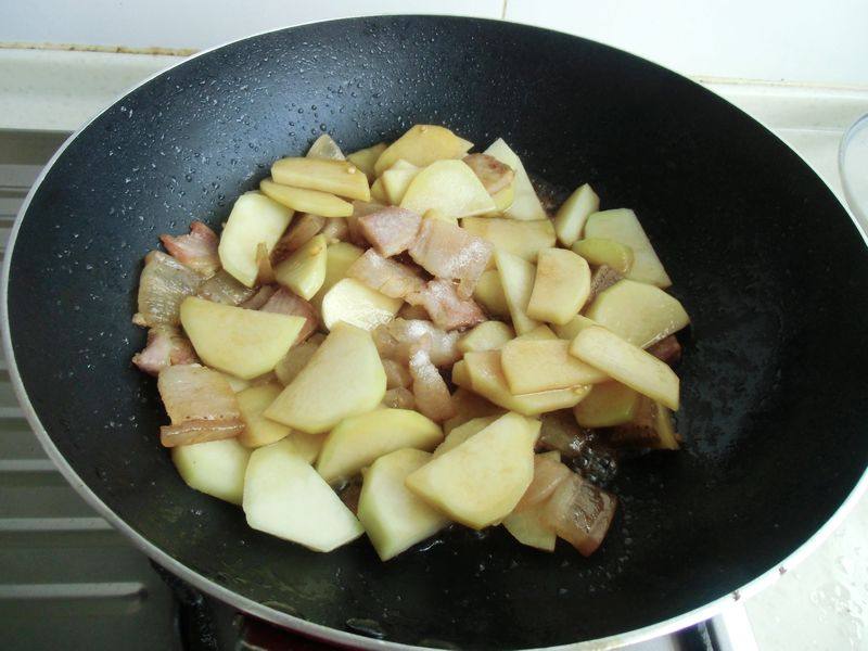 咸肉焖土豆步骤9